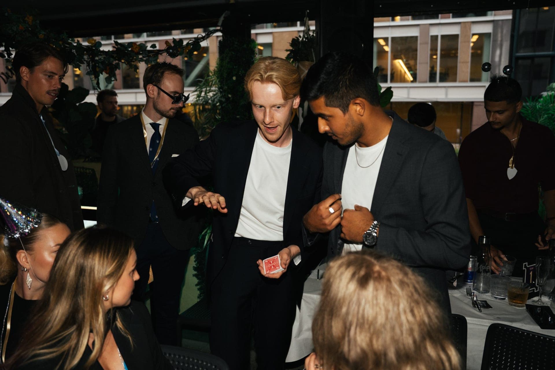 Trollkarl visar korttrick för gäster på Auto1:s kickoff